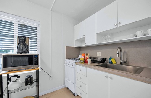 North Beach Apartment | Cozy 1-bedroom apartment in lovely Miami Beach steps away from the beach