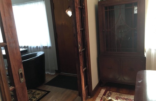 Forest Hills Apartment | Cozy 1-bedroom apartment with WiFi, AC in enjoyable Pittsburgh