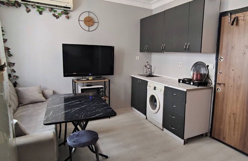 Istanbul City Center Apartment | Cozy 1-bedroom apartment in charming Istanbul with WiFi, AC