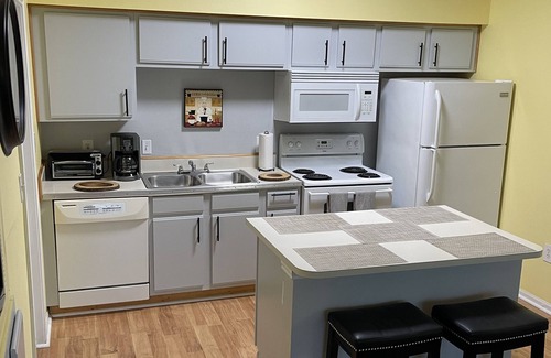 Clearwater Condo | Cozy 1/bedroom apartment w/heated pool, gym, close to Clearwater Beach!