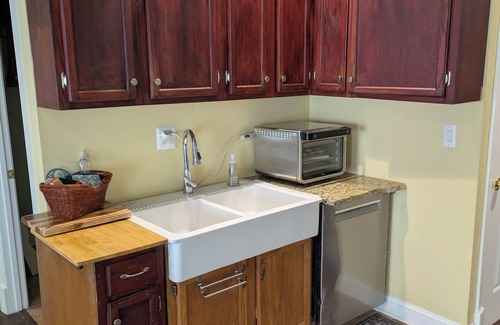 The Plains Apartment | Cozy 1-bedroom apartment with WiFi, AC in awesome Warrenton