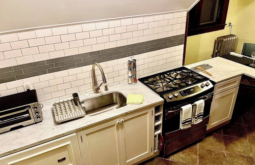 Downtown Syracuse Apartment | Cozy 1-bedroom apartment with WiFi, and restaurants nearby in Syracuse