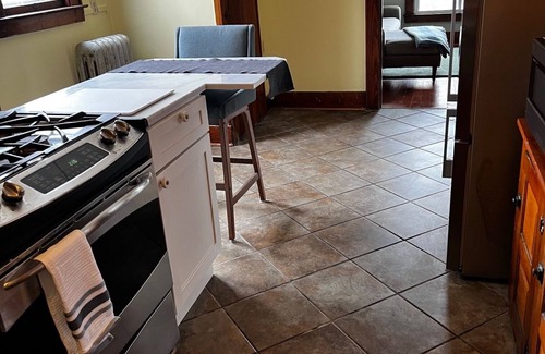 Downtown Syracuse Apartment | Cozy 1-bedroom apartment with WiFi, and restaurants nearby in Syracuse