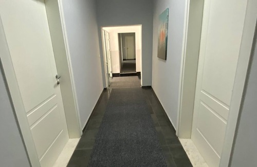 Tirana Apartment | Cozy 1-bedroom apartment with WiFi, AC in welcoming Tiranë