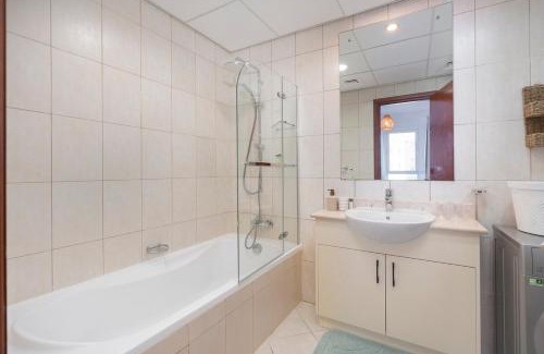 Motor City Apartment | Cozy 1-Bedroom Apartment for 5 in Motor City!