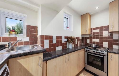 East Molesey Apartment | Cozy 1 Bedroom Apartment By Allure Soirée -Luxury Short Stay & Serviced Accommodation HamptonCourt with Netflix