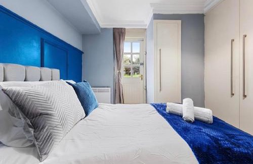 East Molesey Apartment | Cozy 1 Bedroom Apartment By Allure Soirée -Luxury Short Stay & Serviced Accommodation HamptonCourt with Netflix