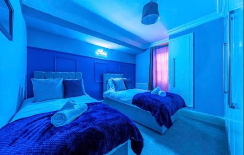 East Molesey Apartment | Cozy 1 Bedroom Apartment By Allure Soirée -Luxury Short Stay & Serviced Accommodation HamptonCourt with Netflix