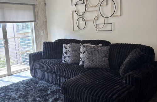 West Dallas Apartment | Cozy 1-bedroom apartment in delightful Downtown- Dallas with WiFi & Pool!
