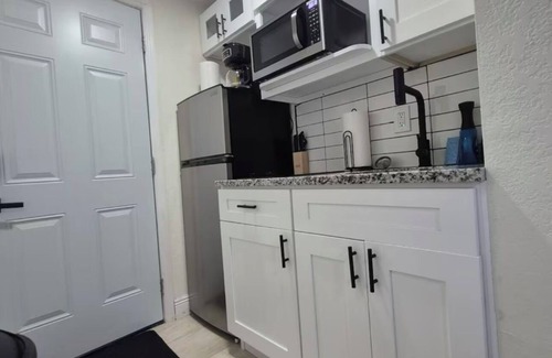 Sun Bay South Apartment | Cozy 1-bedroom apartment in charming Tampa- Near Bayshore, Hyde Park & Downtown.