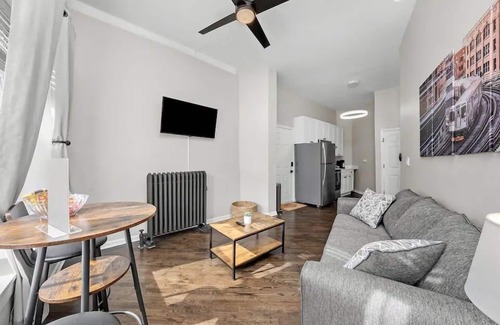 Logan Square Apartment | Cozy 1 Bedroom Apt near Logan Sq Chicago