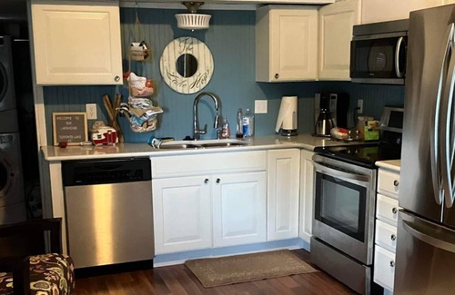 Neal Cabin | Cozy 1 Bedroom Cabin nestled next to Cross Timbers State Park