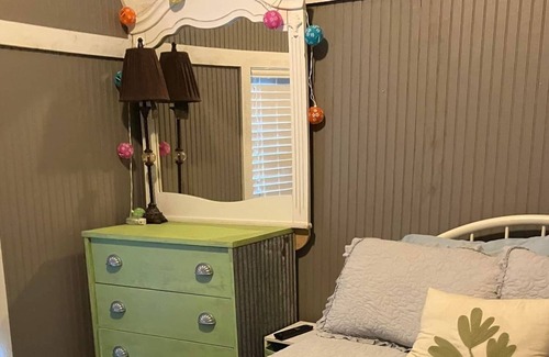 Neal Cabin | Cozy 1 Bedroom Cabin nestled next to Cross Timbers State Park