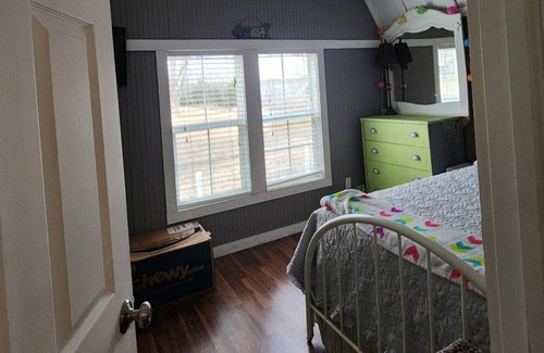 Neal Cabin | Cozy 1 Bedroom Cabin nestled next to Cross Timbers State Park