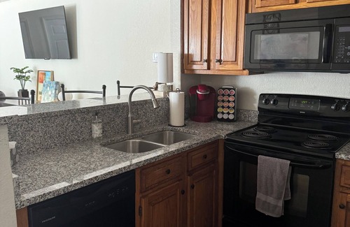 Oklahoma City Condo | Cozy 1 Bedroom Condo - Prime Location off Kilpatrick Turnpike!