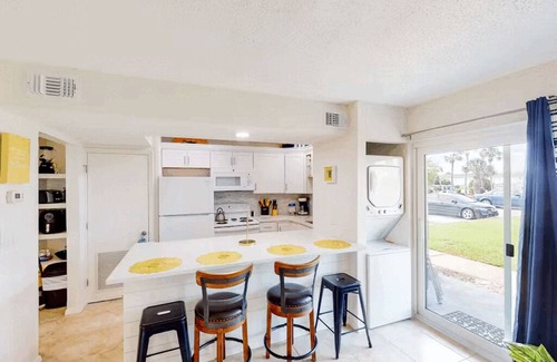 Destin Condo | Cozy 1-bedroom condo Destin, FL. Pools/tennis, Free Wi-Fi. In unit Washer/dryer