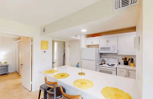 Destin Condo | Cozy 1-bedroom condo Destin, FL. Pools/tennis, Free Wi-Fi. In unit Washer/dryer