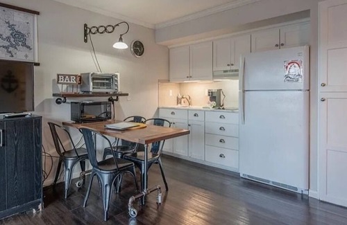 Lake Ozark Condo | Cozy 1-bedroom condo in Lake Ozark. On the lake at the prime location of the 4MM