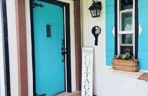 Tolleson Cottage | Cozy, 1 bedroom Cottage with Mountain views!