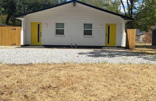 Central Arlington House | Cozy 1 Bedroom Duplex- centrally located!