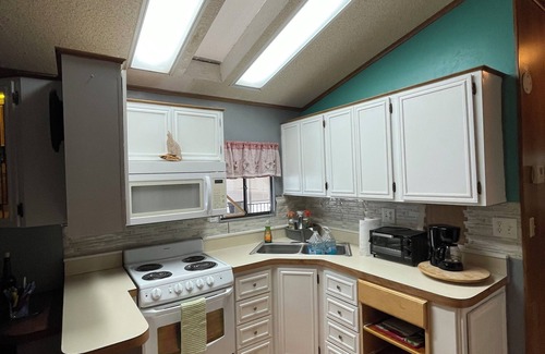 Arizona City House | Cozy 1 bedroom home in awesome Arizona City 55+community with pool & gym