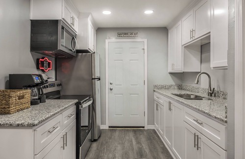 Amarillo House | Cozy 1 bedroom home in beautiful Amarillo W/WiFi, Large Tv's, Located on RT 66