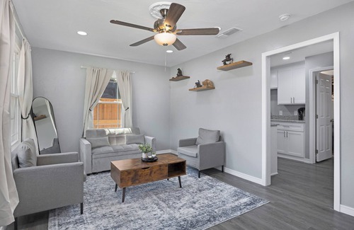 Amarillo House | Cozy 1 bedroom home in beautiful Amarillo W/WiFi, Large Tv's, Located on RT 66