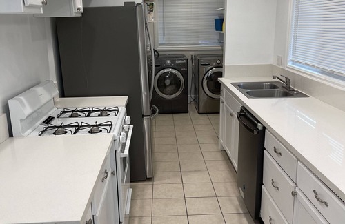 Eastside House | Cozy 1 Bedroom House with parking