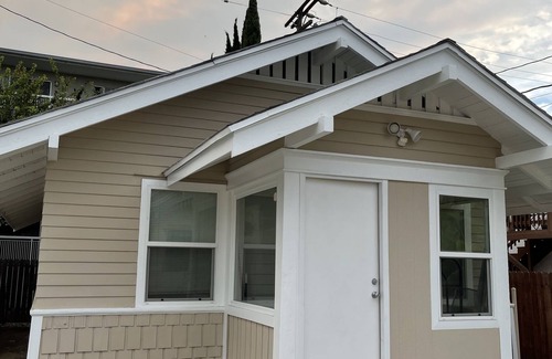 Eastside House | Cozy 1 Bedroom House with parking