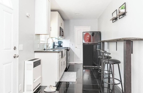 Oakland Apartment | Cozy 1-Bedroom in a Modern Victorian Oakland Home