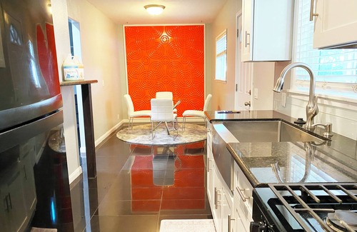 Oakland Apartment | Cozy 1-Bedroom in a Modern Victorian Oakland Home