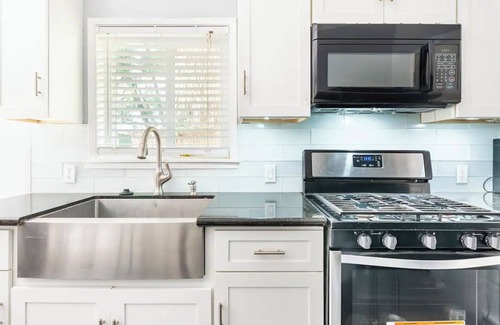 Oakland Apartment | Cozy 1-Bedroom in a Modern Victorian Oakland Home