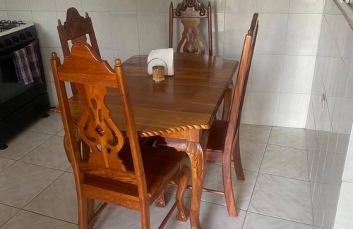 Kingston House | Cozy 1-bedroom in Kingston with AC, Hot Water, WiFi, Full Kitchen and Parking