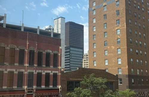 Downtown Des Moines Apartment | Cozy 1-bedroom in the heart of Des Moines, walking distance to many places!