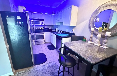 Vaught Condo | Cozy 1-bedroom in gated community filled with many amenities- blocks to beach