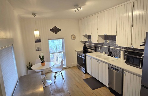 Newport Apartment | Cozy 1-bedroom Owners Apartment in downtown. Walk to main street.