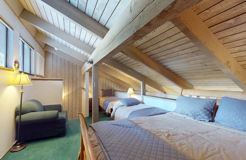 Mammoth Lakes Condo | Cozy 1 Bedroom Plus Loft Condo Perfect for Family Getaway in the Town of Mammoth