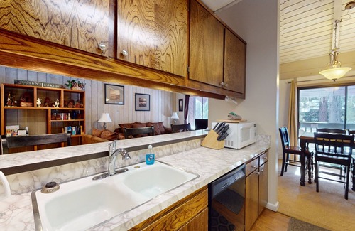 Mammoth Lakes Condo | Cozy 1 Bedroom Plus Loft Condo Perfect for Family Getaway in the Town of Mammoth