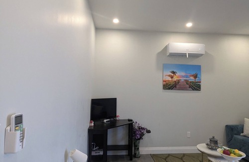 Cambridge House | Cozy 1 Bedroom Retreat with Spacious Living Room Perfect for a Relaxing Getaway