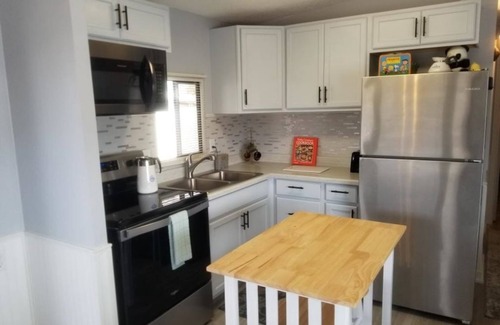East Mesa House | Cozy 1-bedroom modern manufactured home in a fun 55+ Apache Junction park!