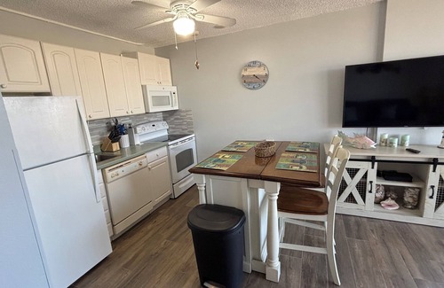 Fort Myers Beach Condo | Cozy 1-bedroom condo with WiFi, AC in fabulous Fort Myers Beach