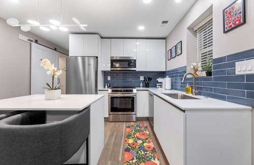 Clifton Apartment | Cozy 1-bedroom w/AC, WiFi - Heart of the Clifton Gaslight District.