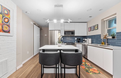 Clifton Apartment | Cozy 1-bedroom w/AC, WiFi - Heart of the Clifton Gaslight District.
