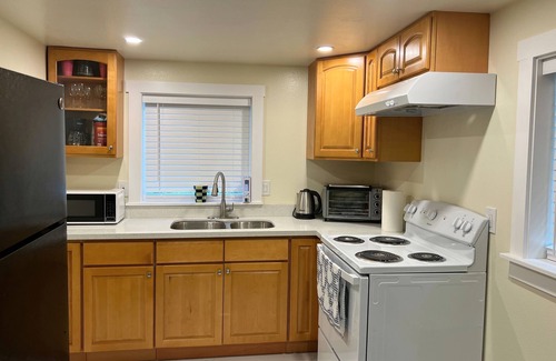 East Renton Highlands Apartment | Cozy 1-bedroom, welcoming in Renton