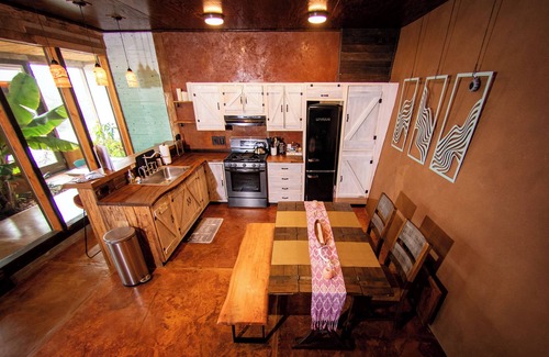 Petaca House | Cozy 1-Br Earthship with Loft