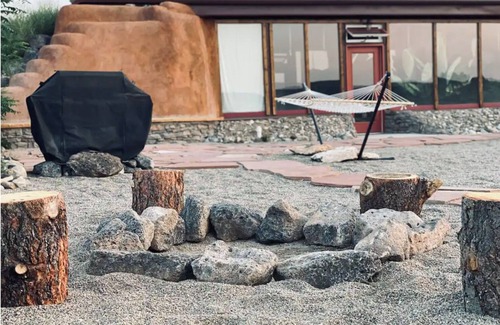 Petaca House | Cozy 1-Br Earthship with Loft