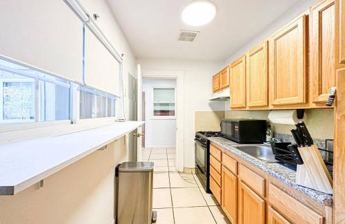 Sawtelle House | Cozy 1-BR Poolside Getaway in West LA - LOU2 - WW