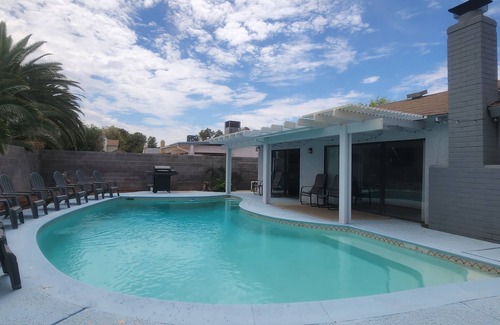 Paradise House | Cozy 1 story centrally located home w pool 31 days mini