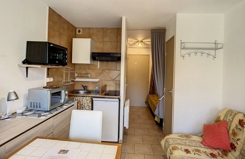 Lamalou-les-Bains Apartment | Cozy 17m² Ground Floor Studio with Creek View, Close to Lamalou-les-Bains Center and Thermal Baths