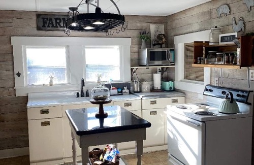 Tomball House | Cozy 1930's cottage WALKING distance to Old Town Tomball